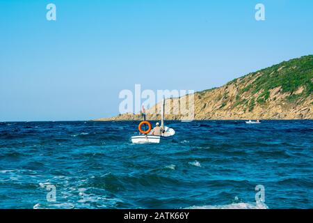 Piccola barca da pesca tradizionale in mare Foto Stock