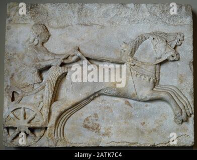 Rilievo arcaico greco raffigurante un Carioteer. Fine del 6th secolo a.C. Marmo Probconnesiano. Da Cyzicus, Erdek (Turchia). Museo Archeologico. Istanbul. Turchia. Foto Stock