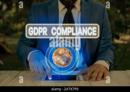 Scrittura a mano del testo in conformità Al Gdpr. Protezione fotografica concettuale e privacy dell'Unione europea che mostra Elementi di questa immagine forniti da NA Foto Stock