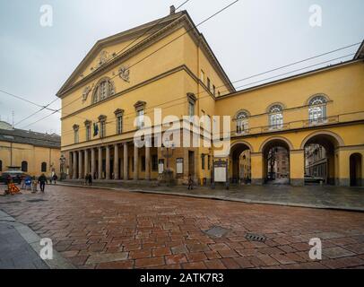 Facciata principale del Teatro Regio (Teatro reale) Teatro dell'Opera neoclassica di Parma, Emilia-Romagna, Italia settentrionale, sede del Festival Giuseppe Verdi Foto Stock