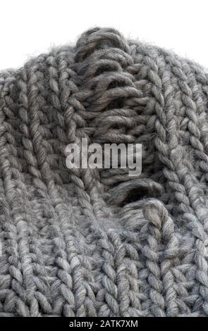 Tessitura a maglia grigio chiaro con difetto di fabbricazione isolato su bianco Foto Stock