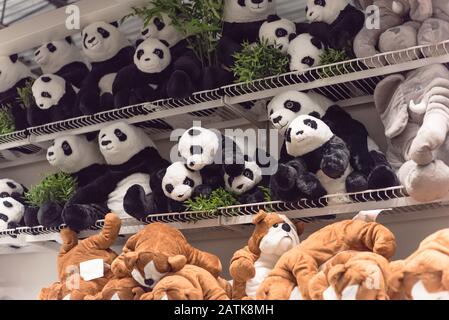 I panda ripieni portano i giocattoli molli al negozio al dettaglio americano Foto Stock