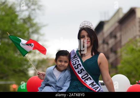 La Miss Cinco de Mayo è stata vista tenendo una bandiera messicana nell'Upper West Side durante l'annuale Cinco de Mayo Parade a New York il 6 maggio 2018. Foto Stock