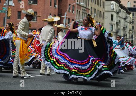I partecipanti sono visti ballare durante l'annuale Cinco de Mayo Parade a New York il 06 maggio 2018. Foto Stock