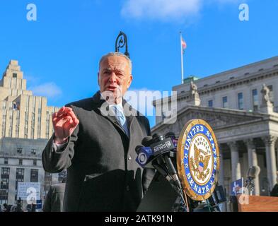 Il senatore Chuck Schumer parla prima della "marcia senza Odio, senza Paura solidarietà" a New York il 5 gennaio 2020. Foto Stock