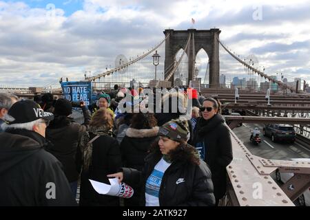 Oltre diecimila persone si sono riunite a Foley Square a Lower Manhattan e hanno camminato attraverso il Ponte di Brooklyn durante "No Hate, No Fear Solidarity March" in N Foto Stock