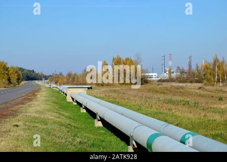 Rete Di Gasdotti Naturali. Impianto Di Trasformazione Del Gas In Bielorussia, Rechitsa, Nella Regione Di Gomel. Torri di raffinerie industriali e di tubi della fabbrica di gas naturale Foto Stock