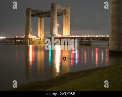 Iwade, Kent, Regno Unito. 3rd Feb, 2020. UK Weather: Una serata tranquilla mentre il ponte Kingsferry che collega l'Isola di Shepey alla terraferma viene sollevato per una nave di passaggio a Iwade, Kent. Il ponte Kingsferry avrà 60 anni nell'aprile di quest'anno. Credito: James Bell/Alamy Live News Foto Stock