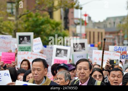 Il 6 ottobre 2019, il 6 ottobre 2019, il parco di Columbus si è riunito a Chinatown per protestare contro la decisione della città di costruire una prigione. Foto Stock