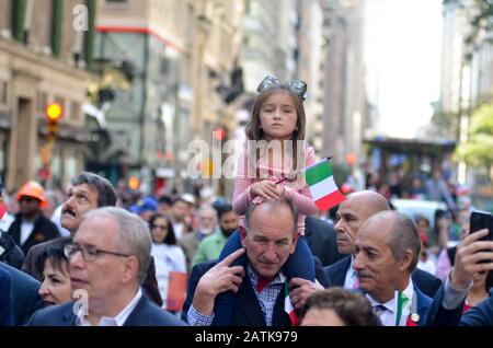 Migliaia di persone hanno partecipato alla Columbus Day Parade di New York il 14 ottobre 2019. Foto Stock