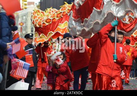 Il 17 febbraio 2019, un giovane partecipante viene visto fare un giro lungo il percorso della parata durante la parata cinese del nuovo anno a New York City. Foto Stock