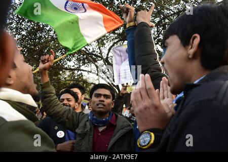 2 febbraio 2020: Gli indiani gridano slogan durante la protesta contro il controverso CITizenship Emendment Act (CAA), il National Register of Citizens (NRC) e il National Population Register (NRP) nella zona di Shaheen Bagh di Nuova Delhi, India, il 02 febbraio 2020. L'atto concede la cittadinanza indiana ai rifugiati provenienti da comunità indù, cristiane, sikh, buddiste e parsi che fuggono dalle persecuzioni religiose provenienti da Pakistan, Afghanistan e Bangladesh e da quelle che sono entrate in India entro il 31 dicembre 2014. Il Parlamento aveva approvato il progetto di legge sulla cittadinanza (emendamento), 2019, che divenne un atto dopo la rece Foto Stock