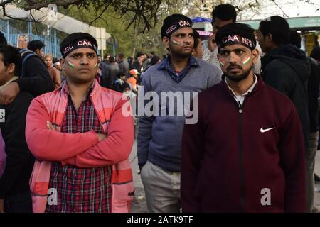 2 febbraio 2020: I cittadini indiani indossano bande di testa durante una protesta contro il controverso CITizenship Emendment Act (CAA), il National Register of Citizens (NRC) e il National Population Register (NRP) nella zona di Shaheen Bagh a Nuova Delhi, India, il 02 febbraio 2020. L'atto concede la cittadinanza indiana ai rifugiati provenienti da comunità indù, cristiane, sikh, buddiste e parsi che fuggono dalle persecuzioni religiose provenienti da Pakistan, Afghanistan e Bangladesh e da quelle che sono entrate in India entro il 31 dicembre 2014. Il Parlamento aveva approvato il progetto di legge sulla cittadinanza (emendamento), 2019, che divenne un atto successivo Foto Stock