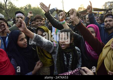 2 febbraio 2020: Gli indiani gridano slogan durante la protesta contro il controverso CITizenship Emendment Act (CAA), il National Register of Citizens (NRC) e il National Population Register (NRP) nella zona di Shaheen Bagh di Nuova Delhi, India, il 02 febbraio 2020. L'atto concede la cittadinanza indiana ai rifugiati provenienti da comunità indù, cristiane, sikh, buddiste e parsi che fuggono dalle persecuzioni religiose provenienti da Pakistan, Afghanistan e Bangladesh e da quelle che sono entrate in India entro il 31 dicembre 2014. Il Parlamento aveva approvato il progetto di legge sulla cittadinanza (emendamento), 2019, che divenne un atto dopo la rece Foto Stock