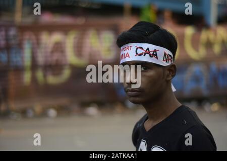 2 febbraio 2020: I cittadini indiani indossano bande di testa durante una protesta contro il controverso CITizenship Emendment Act (CAA), il National Register of Citizens (NRC) e il National Population Register (NRP) nella zona di Shaheen Bagh a Nuova Delhi, India, il 02 febbraio 2020. L'atto concede la cittadinanza indiana ai rifugiati provenienti da comunità indù, cristiane, sikh, buddiste e parsi che fuggono dalle persecuzioni religiose provenienti da Pakistan, Afghanistan e Bangladesh e da quelle che sono entrate in India entro il 31 dicembre 2014. Il Parlamento aveva approvato il progetto di legge sulla cittadinanza (emendamento), 2019, che divenne un atto successivo Foto Stock