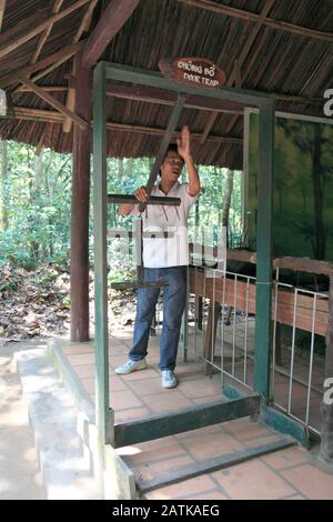 Guida Che Mostra La Trappola Di Booby, Tunnel Di Cu Chi, Ben Dinh, Vicino Ho Chi Minh City, Saigon, Vietnam, Sud-Est Asiatico, Asia Foto Stock