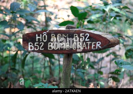 Segnale Per Il Cratere Bomba B52, Tunnel Cu Chi, Ben Dinh, Vicino Ho Chi Minh City, Saigon, Vietnam, Sud-Est Asiatico, Asia Foto Stock