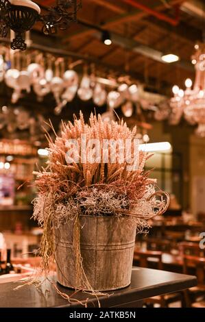 Decorazioni di grano in un ristorante. Foto d'epoca con trattamento colorato. Spazio di copia Foto Stock