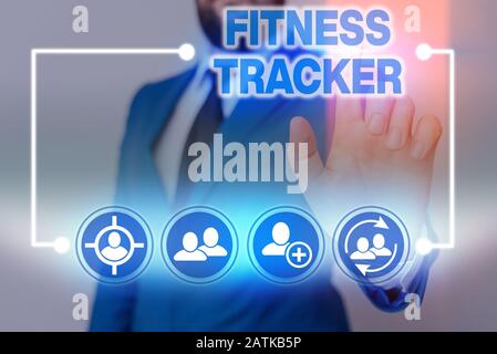Nota scritta che mostra Fitness Tracker. Concetto aziendale per dispositivi che registra un'attività fisica quotidiana dimostrabile Foto Stock