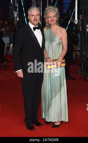 La Foto Deve Essere Accreditata ©Alpha Press 079965 02/02/2020 Anthony Mccarten Ed Eva Maywald All'Ee Bafta British Academy Film Awards 2020 Presso La Royal Albert Hall Di Londra Foto Stock