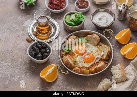 Colazione turca con uova fritte, formaggio, verdure, yogurt e pane Foto Stock