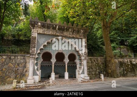 Sorgente Fonte Mourisca decorata in stile moresco vicino alla città vecchia di Sintra in Portogallo. Foto Stock