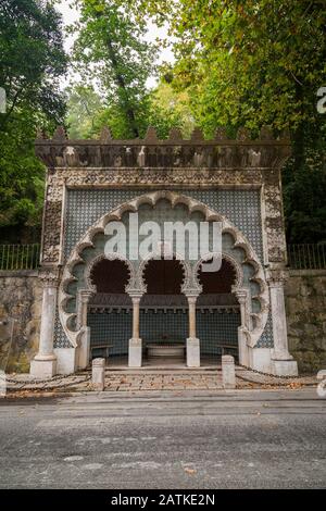 Sorgente Fonte Mourisca decorata in stile moresco vicino alla città vecchia di Sintra in Portogallo. Foto Stock