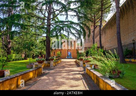 Roma, Città del Vaticano / Italia - 2019/06/15: Santuario della Vergine della Misericordia - nostra Signora della Misericordia - da Savona, nei Giardini Vaticani Foto Stock