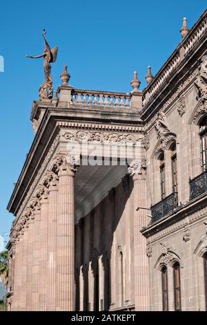 Colonne e la statua della Vittoria sulla facciata del Palazzo del Governo di Stato e Museo o Palacio de Gobierno del Estado de Nuevo Leon nella Grand Plaza Macroplaza accanto al quartiere Barrio Antiguo di Monterrey, Nuevo Leon, Messico. Foto Stock