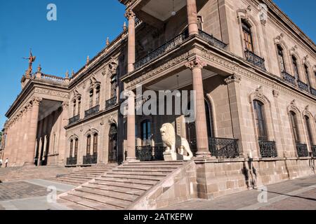 Palazzo e Museo del Governo Statale o Palacio de Gobierno del Estado de Nuevo Leon nella Grand Plaza di Macroplaza accanto al quartiere Barrio Antiguo di Monterrey, Nuevo Leon, Messico. Foto Stock