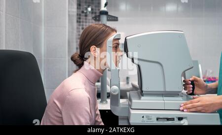 la ragazza controlla la sua vista con un medico Foto Stock