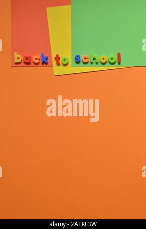 Le parole DI RITORNO A SCUOLA con lettere magnetiche su cartone colorato Foto Stock