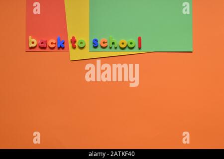 Le parole DI RITORNO A SCUOLA con lettere magnetiche su cartone colorato Foto Stock