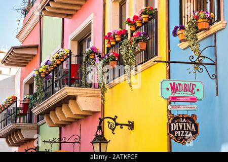 Colorati edifici in stile coloniale spagnolo e strade acciottolate nel Barrio Antiguo o quartiere spagnolo adiacente al Macroplaza Grand Plaza di Monterrey, Nuevo Leon, Messico. Foto Stock