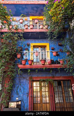 Colorati edifici in stile coloniale spagnolo e strade acciottolate nel Barrio Antiguo o quartiere spagnolo adiacente al Macroplaza Grand Plaza di Monterrey, Nuevo Leon, Messico. Foto Stock