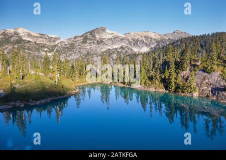 Lago alpino blu turchese vicino Vancouver, B.C. Foto Stock