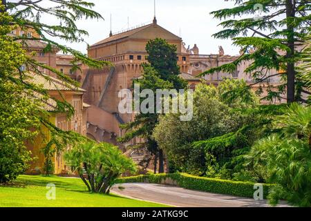 Roma, Città del Vaticano / Italia - 2019/06/15: Esterno della Cappella Sistina - Cappella Sistina - vista dai Giardini Vaticani nello Stato della Città del Vaticano Foto Stock