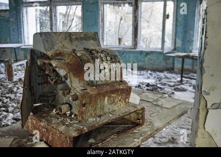 Scuola abbandonata numero 13 nella città di Pripyat, Chernobyl, Ucraina, zona di esclusione Foto Stock