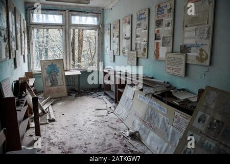 Scuola abbandonata numero 13 nella città di Pripyat, Chernobyl, Ucraina, zona di esclusione Foto Stock