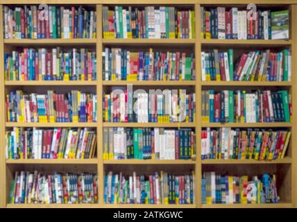 Bookshop display pieno di guide turistiche Libri e mappe turistiche. Sfondo sfocato Foto Stock