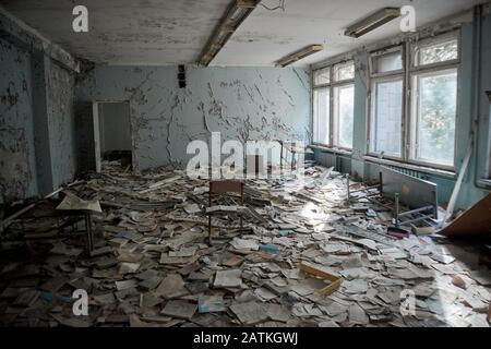 Scuola abbandonata numero 13 nella città di Pripyat, Chernobyl, Ucraina, zona di esclusione Foto Stock