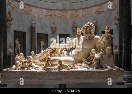 Roma, Città del Vaticano / Italia - 2019/06/15: Statua romana di Dio ellenistico del Nilo - il Nilo - all'interno della parte Pio-Clementino dei Musei Vaticani Foto Stock