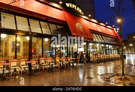 Wepler, il più grande oyster house di Parigi, situato tra il quartiere di Montmartre e Pigalle, questa brasserie rimane un must per gli amanti di Parigi. Foto Stock