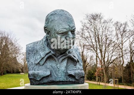 Statua in bronzo di Oscar Nemon di Sir Winston Churchill nei giardini di Blenheim Palace, Oxfordshire, Regno Unito, il 2 febbraio 2020 Foto Stock