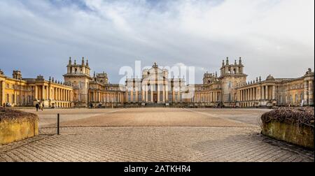 Vista panoramica del Palazzo di Blenheim dalle porte del Grand Court di Blenheim, Oxfordshire, Regno Unito, il 2 febbraio 2020 Foto Stock