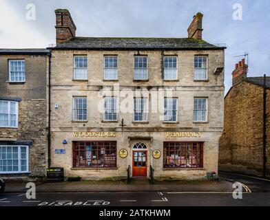 Woodstock Pharmacy Building on The High Street, Woodstock, Oxfordshire, Regno Unito, il 2 febbraio 2020 Foto Stock