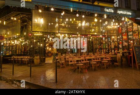 Caffe aperitivo a Parigi, situato tra Montmartre e Pigalle, questo caffè rimane un must per gli amanti di Parigi. Foto Stock