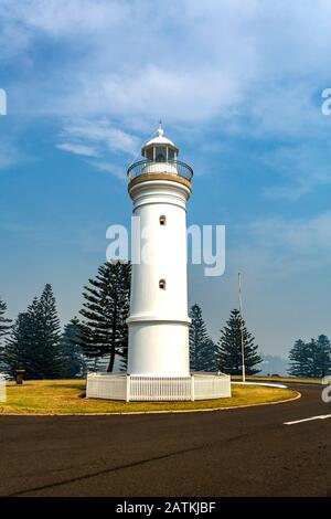 Vista del faro, originariamente costruito nel 1887 su Blowhole Point a Kiama, costa meridionale del NSW, Australia Foto Stock