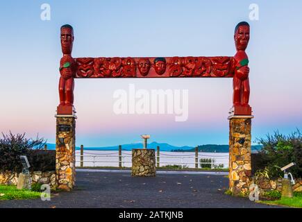 Taupo porta al lago in una chiara mattina all'alba. Foto Stock