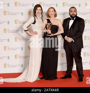 La Foto Deve Essere Accreditata ©Alpha Press 079965 02/02/2020 Aisling Bea E Asim Chaudhry Con Anne Morgan All'Ee Bafta British Academy Film Awards 2020 Presso La Royal Albert Hall Di Londra Foto Stock